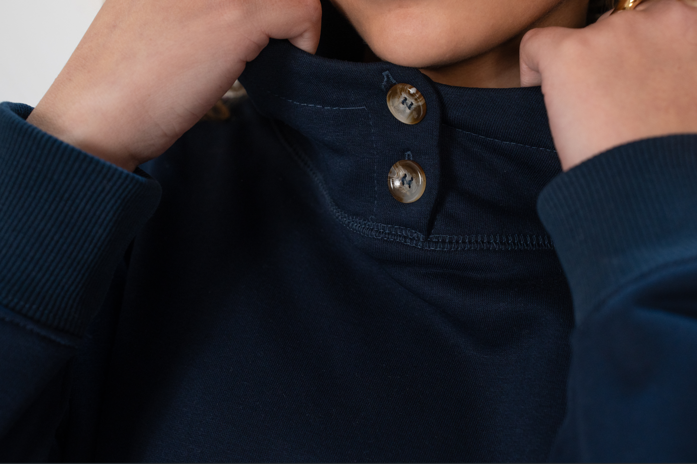 سويت شيرت نسائي باللون الأزرق الداكن